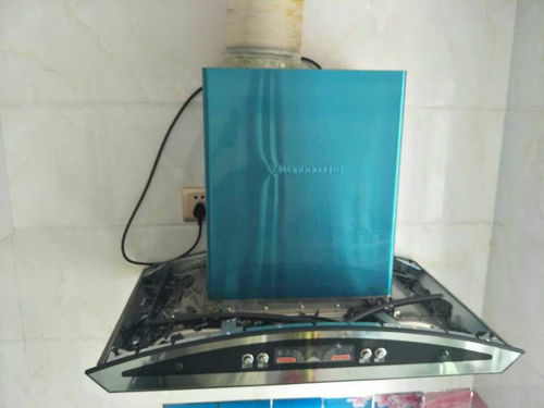 油煙機突發爆裂，商家換玻璃不退款引爭議